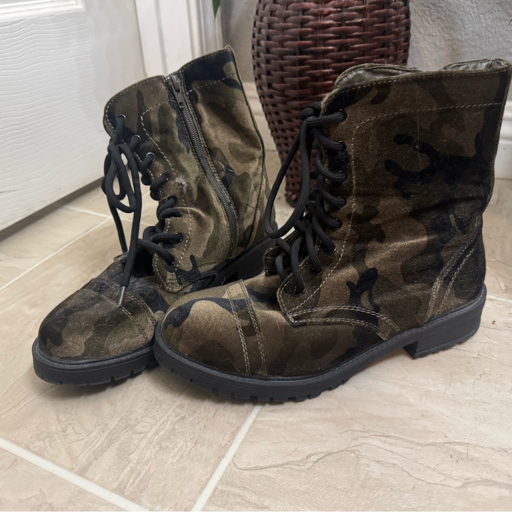 Camo cargo boots. Excellent condition.